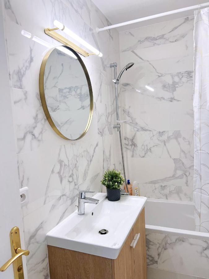 Apartment Near Subway And Supermarket Paris Bagian luar foto