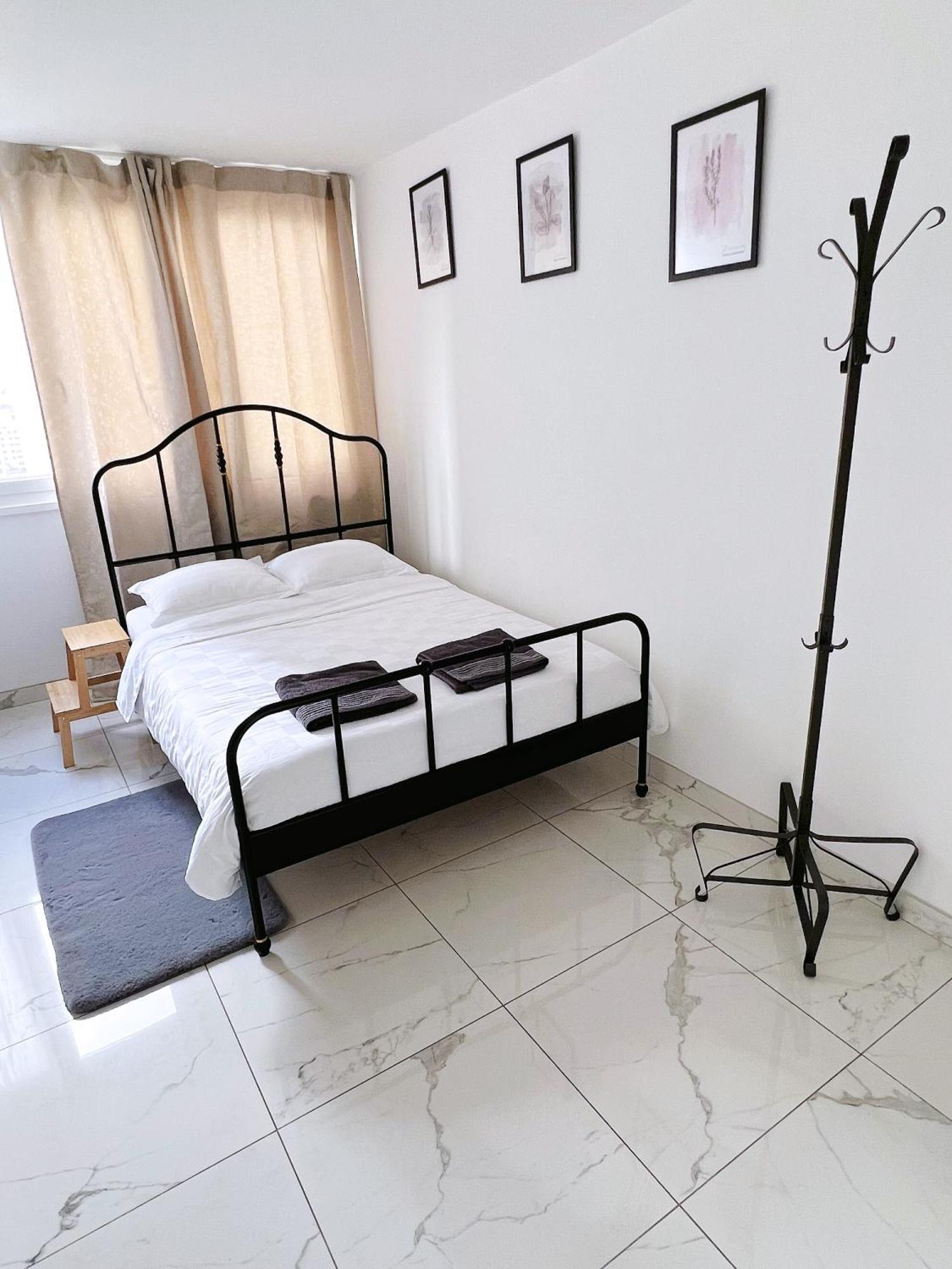 Apartment Near Subway And Supermarket Paris Bagian luar foto